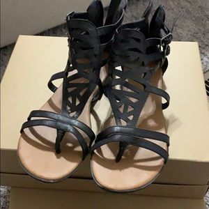 Maurice’s size 7 Sandals